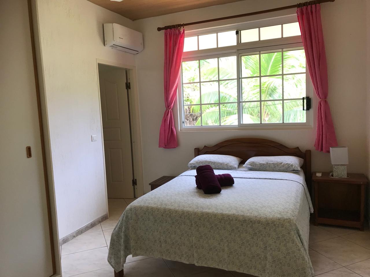 Chambre climatisée Fare Manino Huahine – Lit queen size lune de miel Polynésie