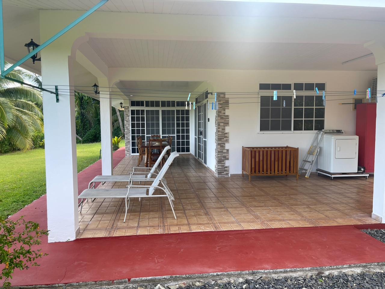 Terrasse couverte Fare Manino Huahine – Vue jardin tropical Polynésie